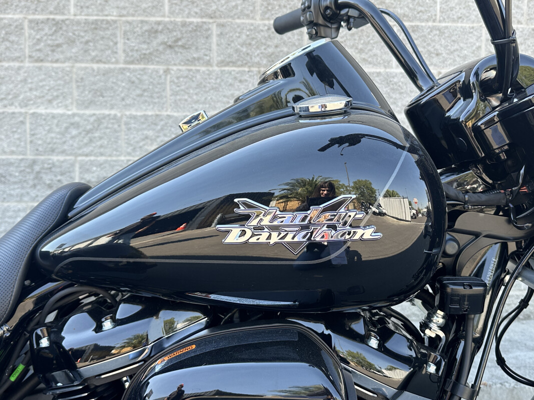 Harley-Davidson Freewheeler 2025 FLRT 84541924 VIVID BLACK W/ PINSTRIPE - Photo 4