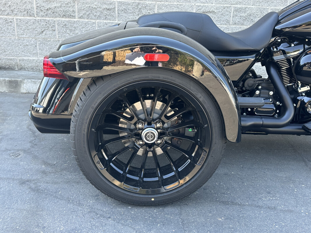 Harley-Davidson Freewheeler 2025 FLRT 84541924 VIVID BLACK W/ PINSTRIPE - Photo 5