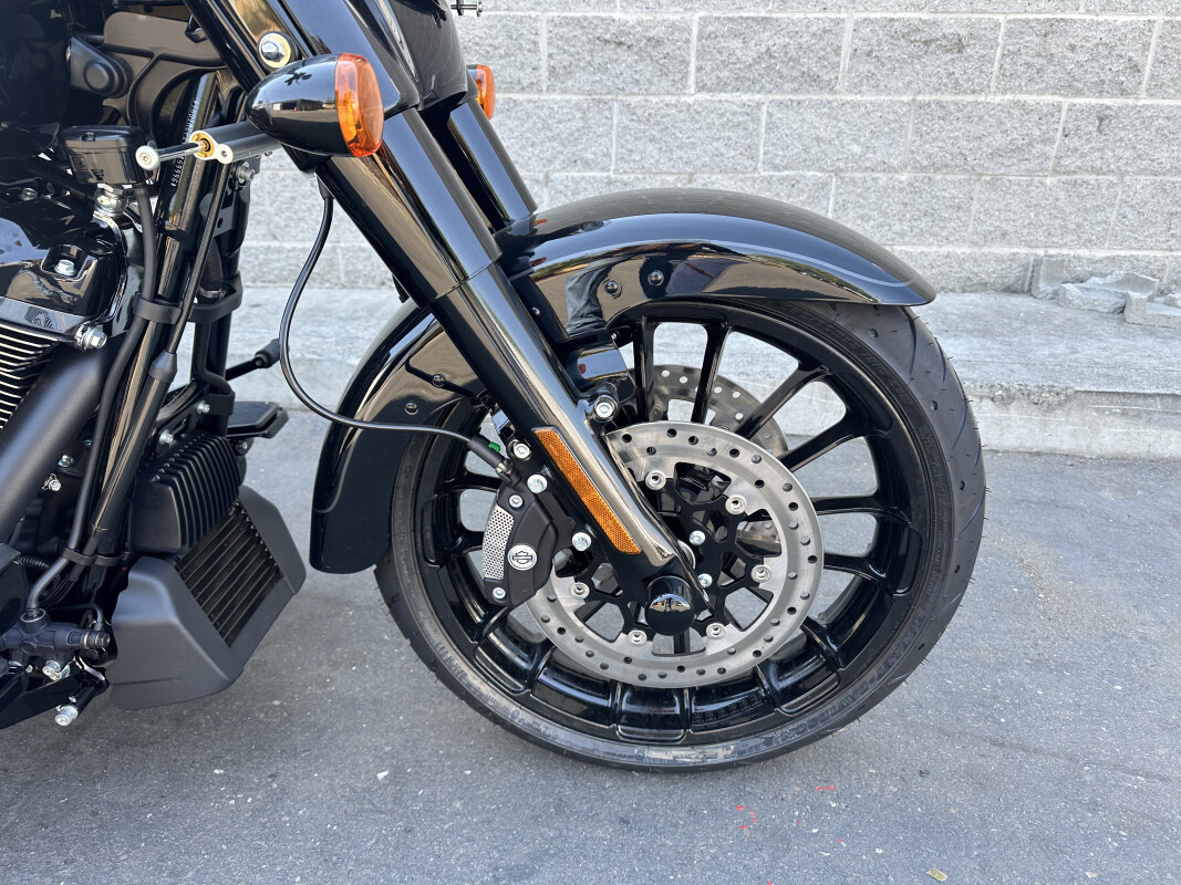 Harley-Davidson Freewheeler 2025 FLRT 84541924 VIVID BLACK W/ PINSTRIPE - Photo 2