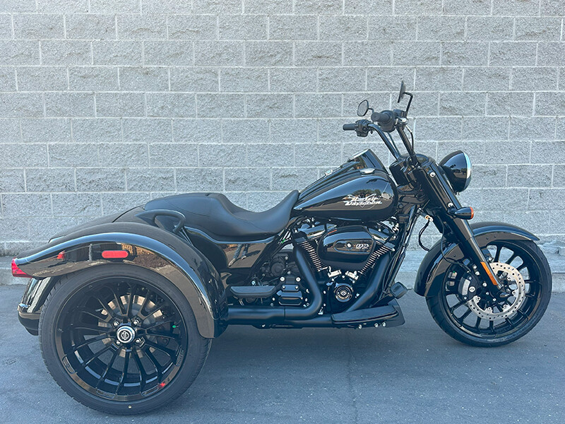Harley-Davidson Freewheeler 2025 FLRT 84541924 VIVID BLACK W/ PINSTRIPE