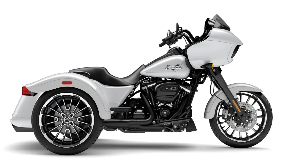 2025 Harley-Davidson<sup>®</sup> Road Glide<sup>®</sup> 3 White Onyx Pearl - Black Finish
