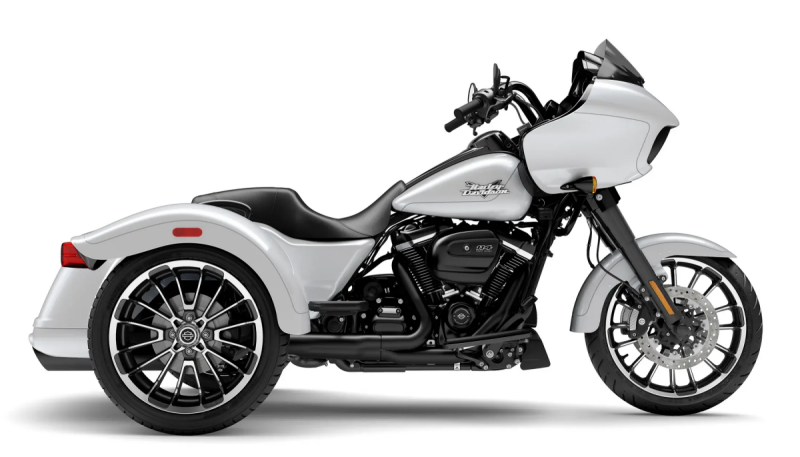 2025 Harley-Davidson<sup>®</sup> Road Glide<sup>®</sup> 3 White Onyx Pearl - Black Finish
