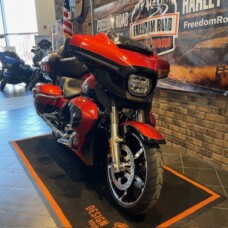 2025 Street Glide® Ultra (FLHXU) thumb 3