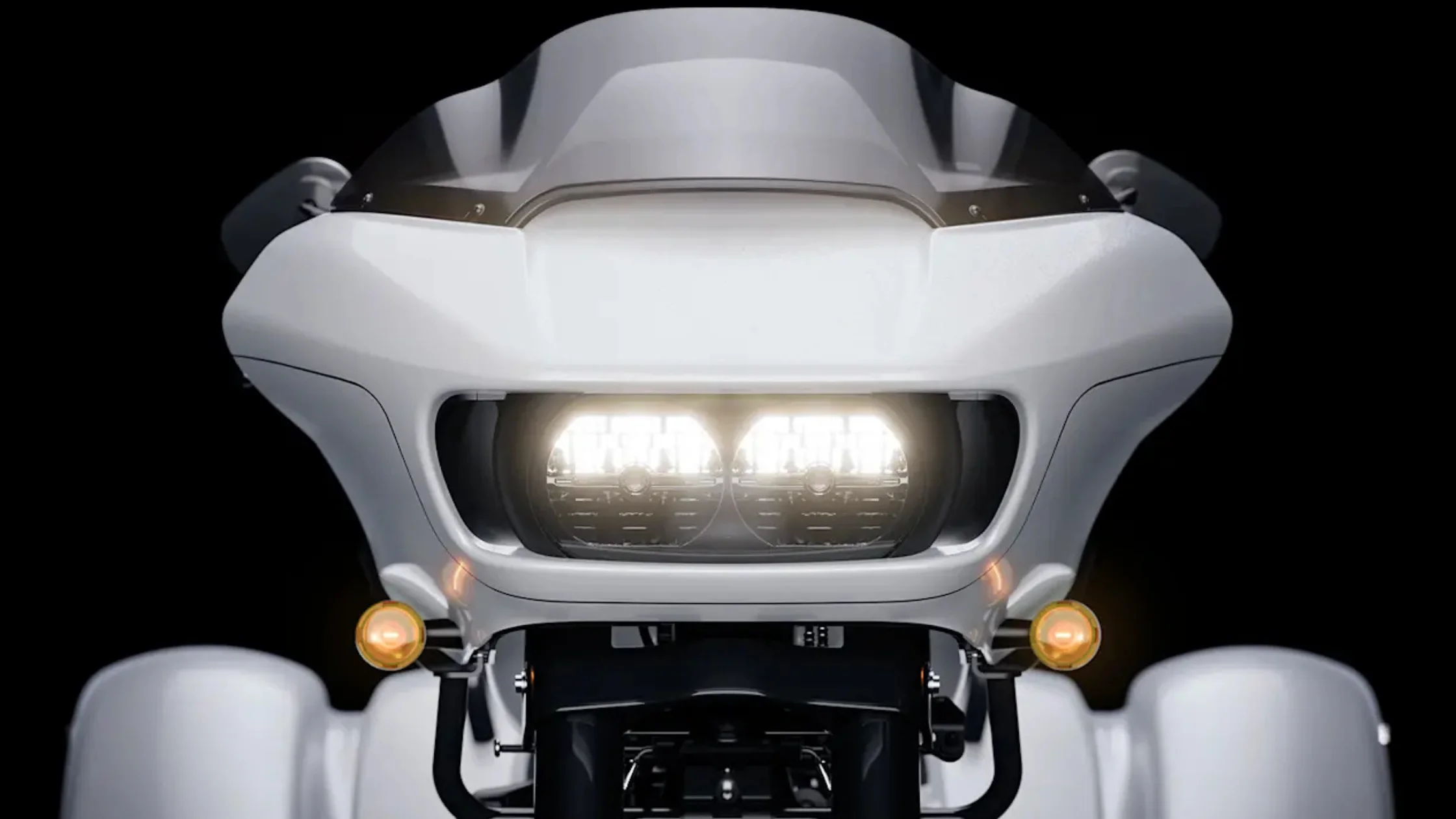 Front view of the 2025 Harley-Davidson Road Glide® 3 showcasing its LED headlights.