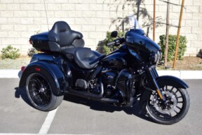 2025 Harley-Davidson® Tri Glide™ Ultra FLHTCUTG thumb 2