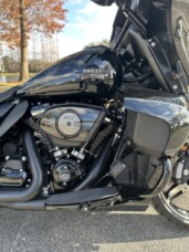 2025 Harley-Davidson<sup>®</sup> Street Glide® thumb 2