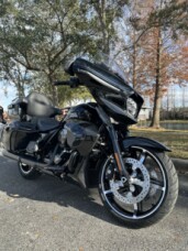 2025 Harley-Davidson<sup>®</sup> Street Glide® thumb 3