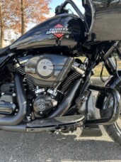 2025 Harley-Davidson<sup>®</sup> Road Glide® thumb 2