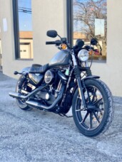 2022 Harley-Davidson<sup>®</sup> Iron 883<sup>™</sup> XL883N thumb 2
