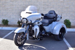 2025 Harley-Davidson® Tri Glide™ Ultra FLHTCUTG thumb 0