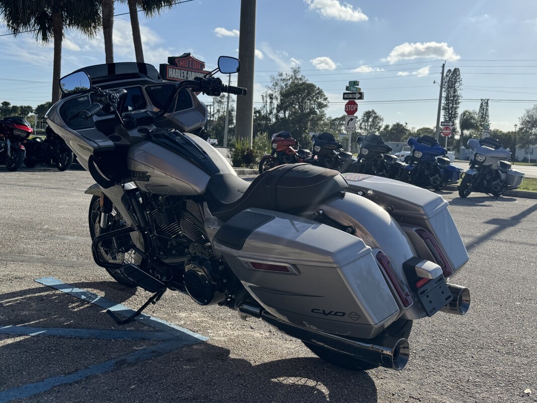 FLTRXSE 2023 CVO Road Glide - Photo 3