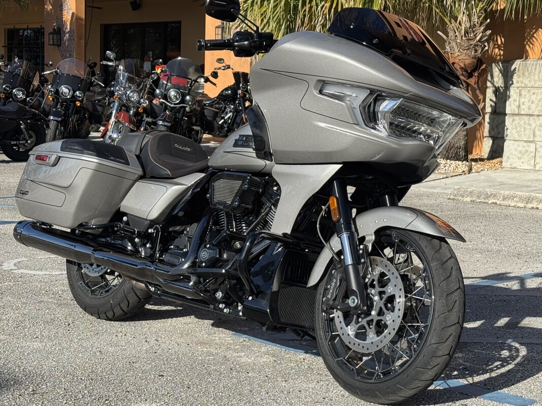 FLTRXSE 2023 CVO Road Glide - Photo 2