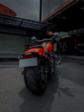 2023 Harley-Davidson<sup>®</sup> Breakout<sup>™</sup> Baja Orange thumb 2