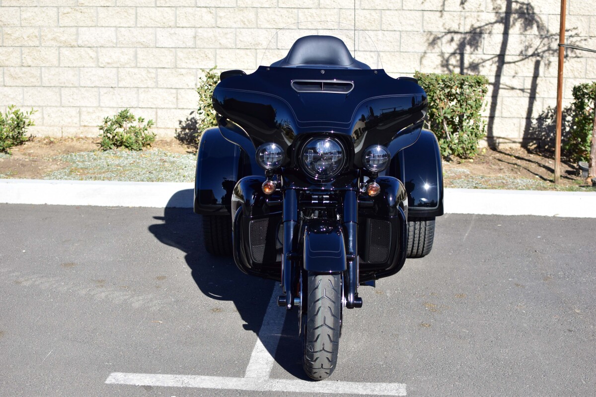 2025 Harley-Davidson® Tri Glide™ Ultra FLHTCUTG, photo 3