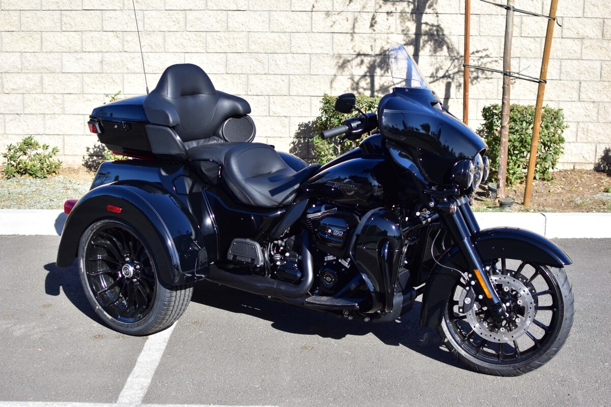 2025 Harley-Davidson® Tri Glide™ Ultra FLHTCUTG, photo 2