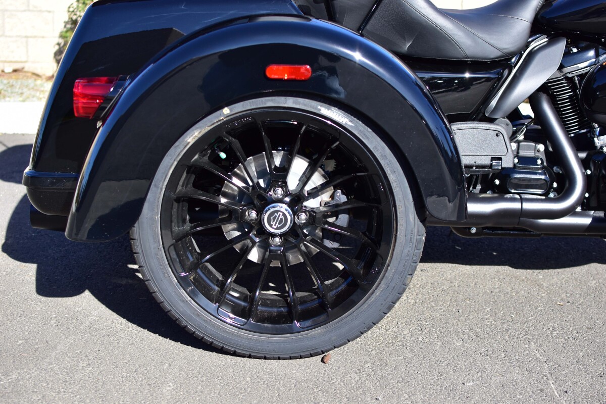 2025 Harley-Davidson® Tri Glide™ Ultra FLHTCUTG, photo 11