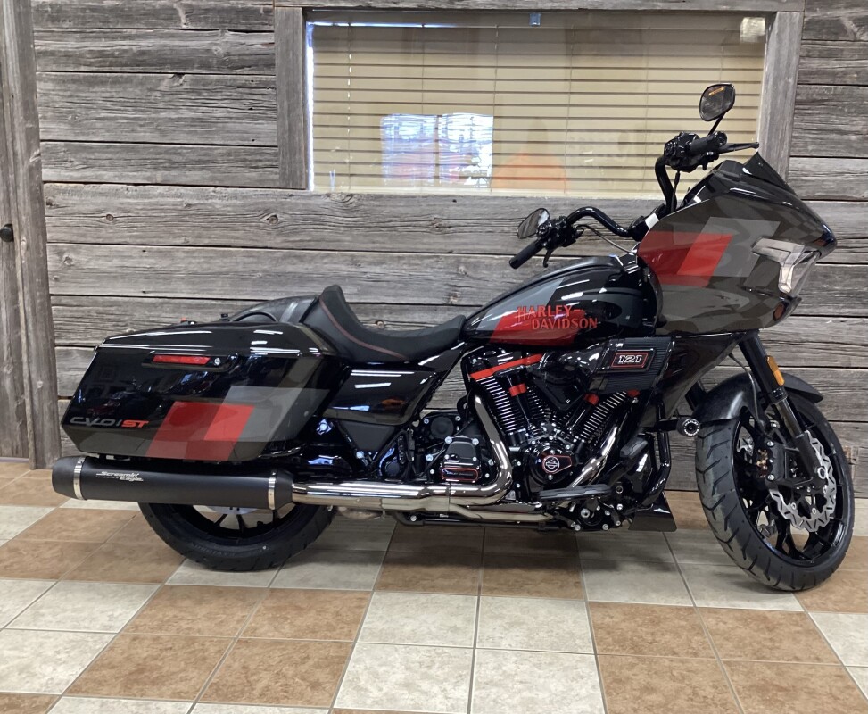 2025 Harley-Davidson CVO Road Glide ST Hot Lap