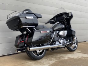 2025 Harley-Davidson<sup>®</sup> Street Glide® Ultra Vivid Black thumb 2