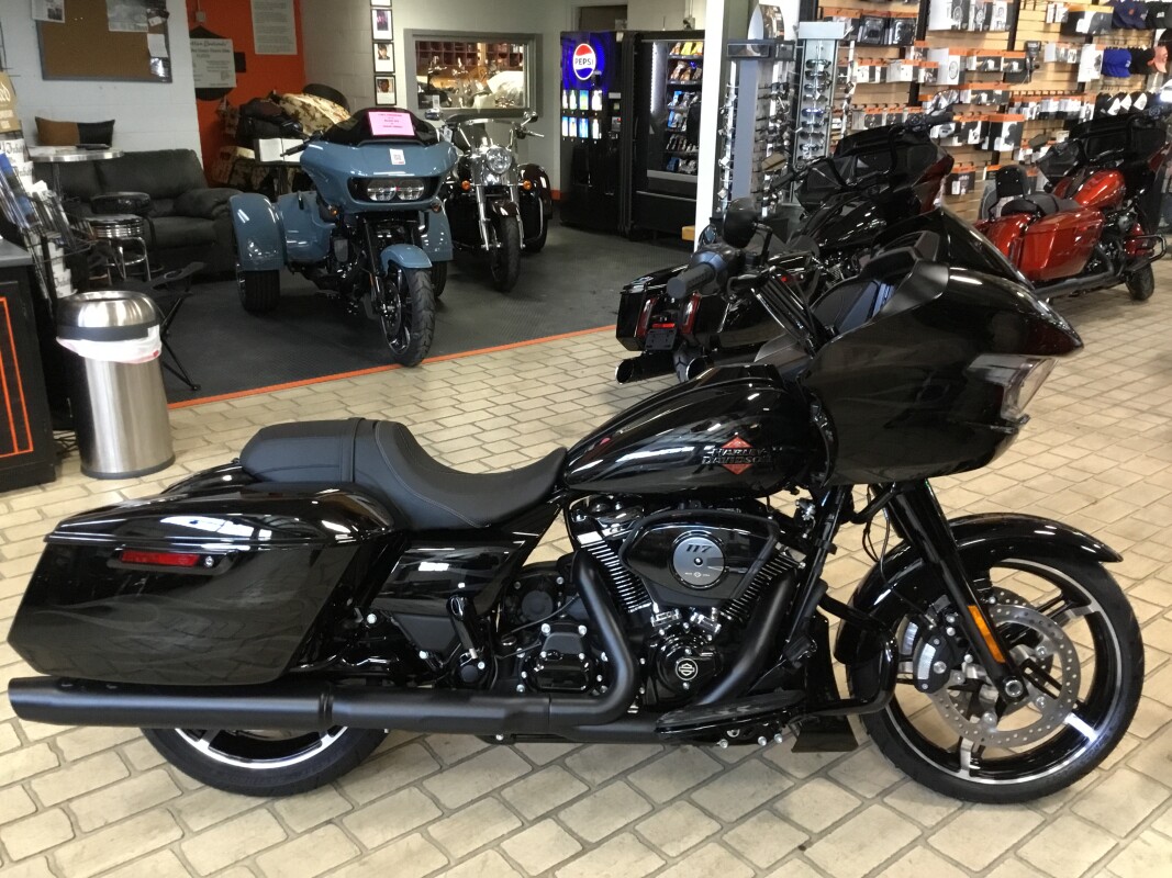 パーレー 2025 Harley-Davidson® Road Glide® Midnight Firestorm - Black