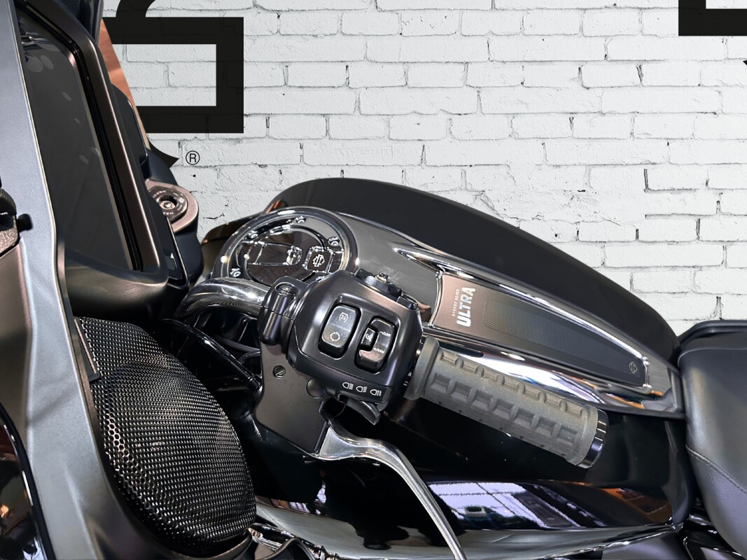 2025 Harley-Davidson Street Glide Ultra Vivid Black - Photo 9