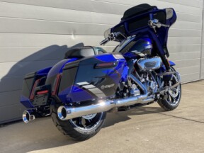 2025 Harley-Davidson<sup>®</sup> CVO™ Street Glide® thumb 2