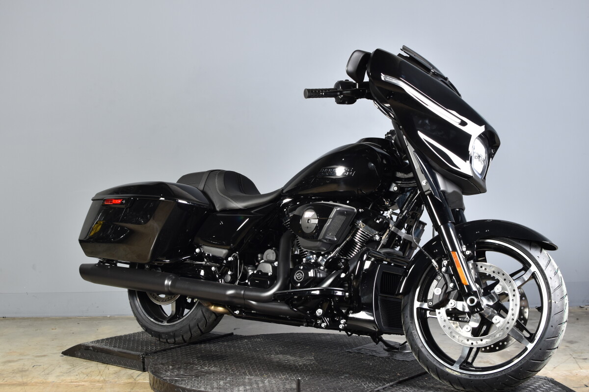 2025 Harley-Davidson Street Glide FLHX - Photo 2