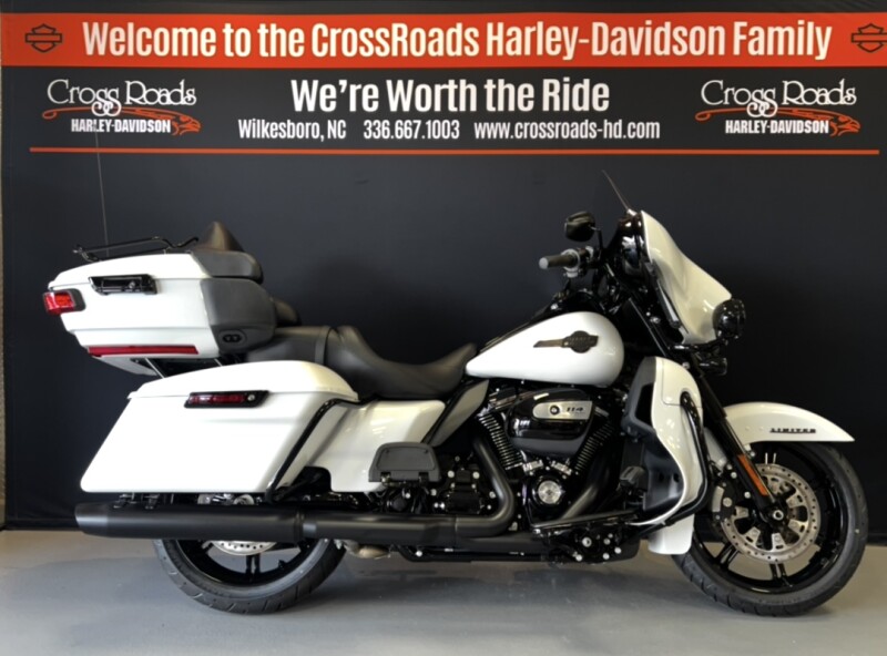 2024 Harley-Davidson<sup>®</sup> Ultra Limited White Onyx Pearl - Black Finish