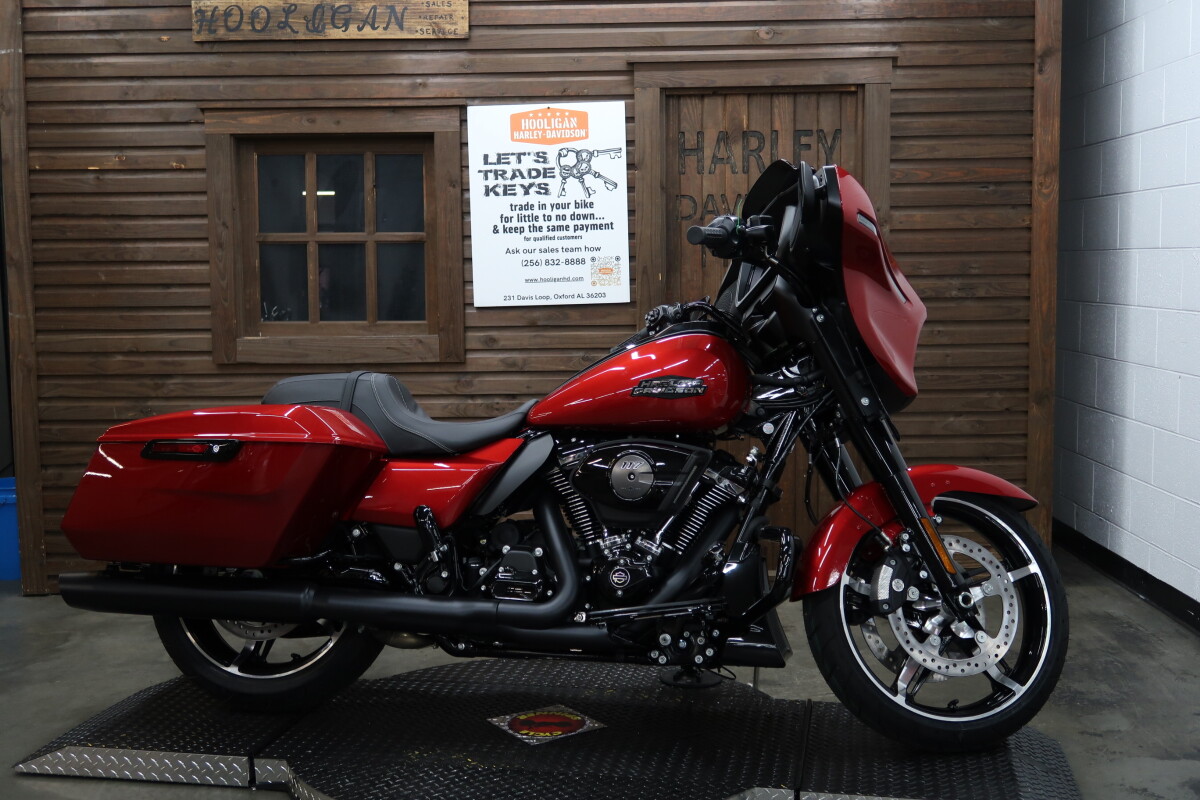 2025 Harley-Davidson Street Glide BRILLIANT RED