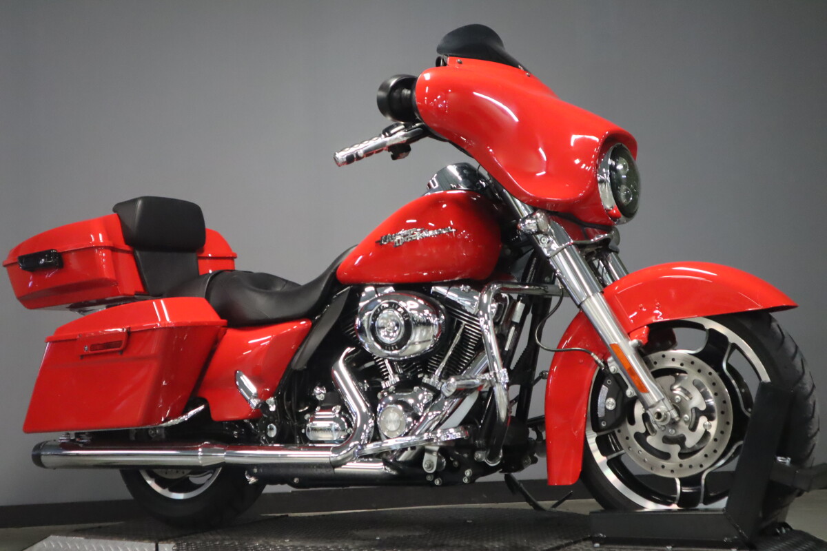 2010 Harley-Davidson Street Glide FLHX - Photo 2