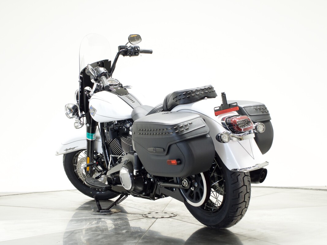 2025 Harley-Davidson FLHC Heritage Classic in White Onyx Pearl - Photo 10
