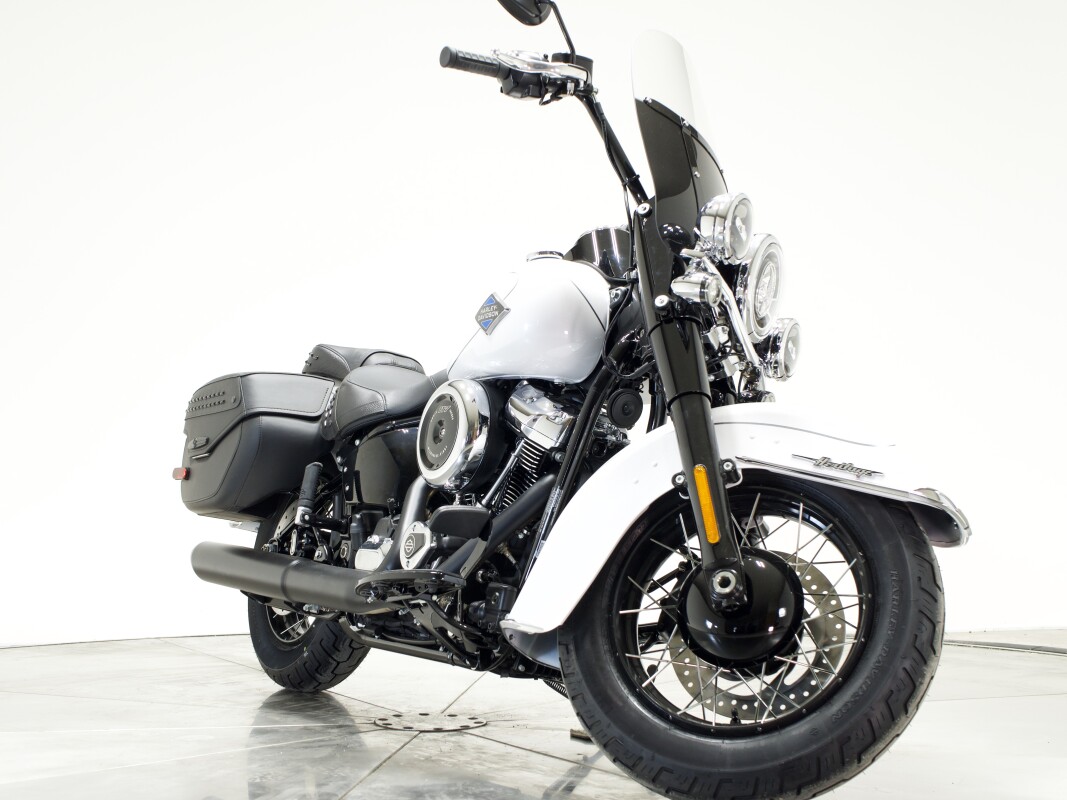 2025 Harley-Davidson FLHC Heritage Classic in White Onyx Pearl - Photo 3