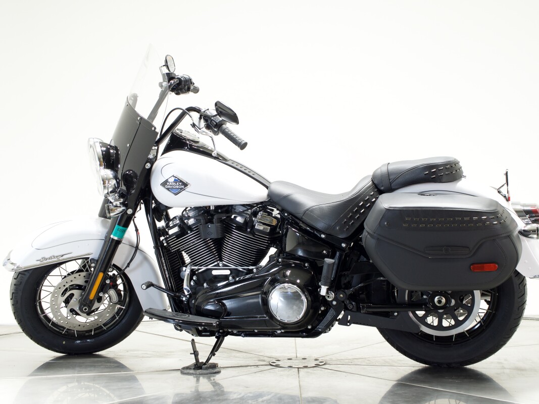 2025 Harley-Davidson FLHC Heritage Classic in White Onyx Pearl - Photo 8