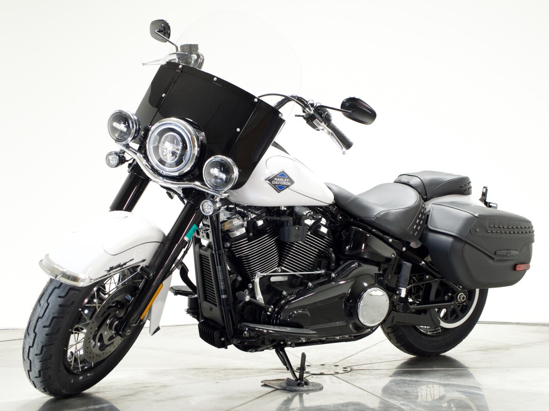 2025 Harley-Davidson FLHC Heritage Classic in White Onyx Pearl - Photo 6