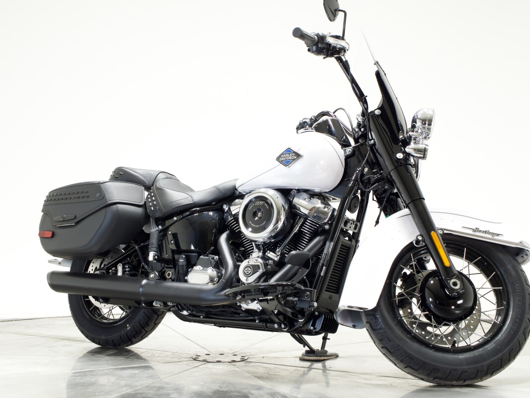 2025 Harley-Davidson FLHC Heritage Classic in White Onyx Pearl - Photo 2