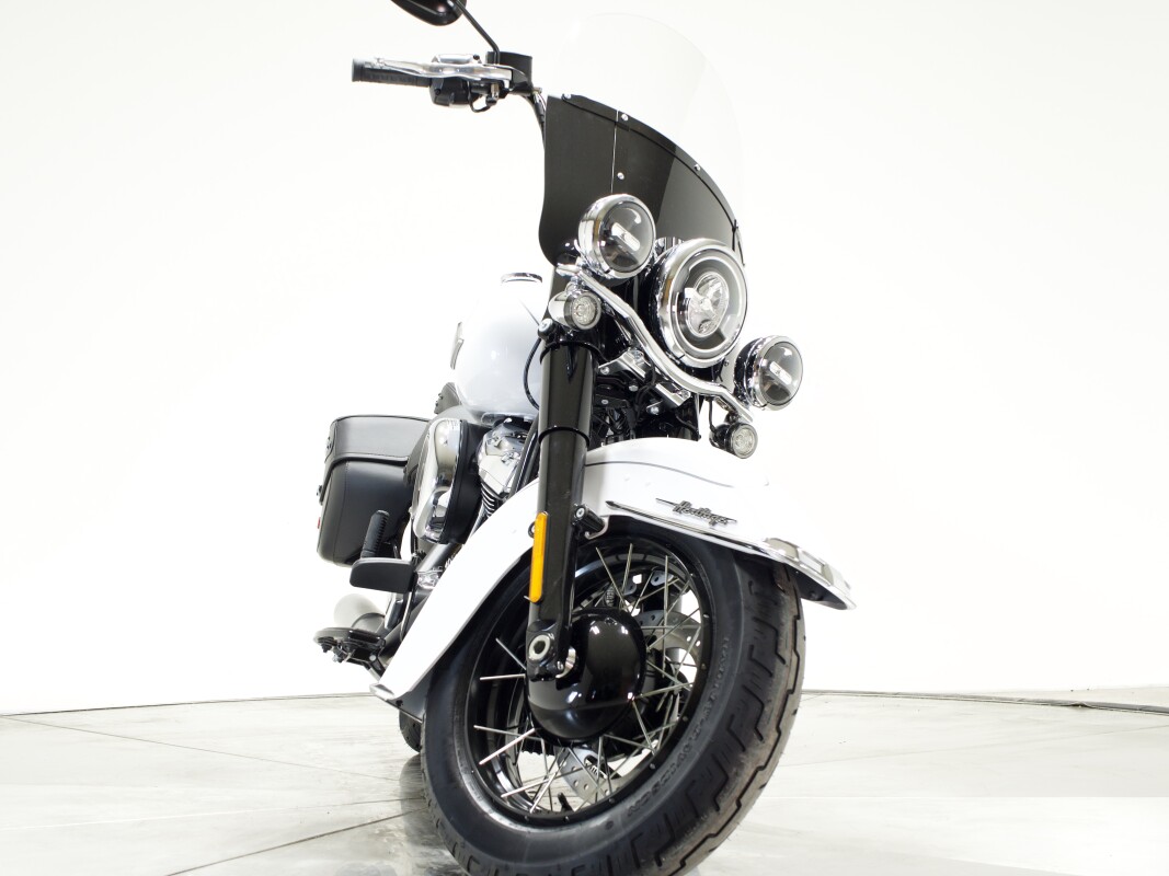 2025 Harley-Davidson FLHC Heritage Classic in White Onyx Pearl - Photo 4