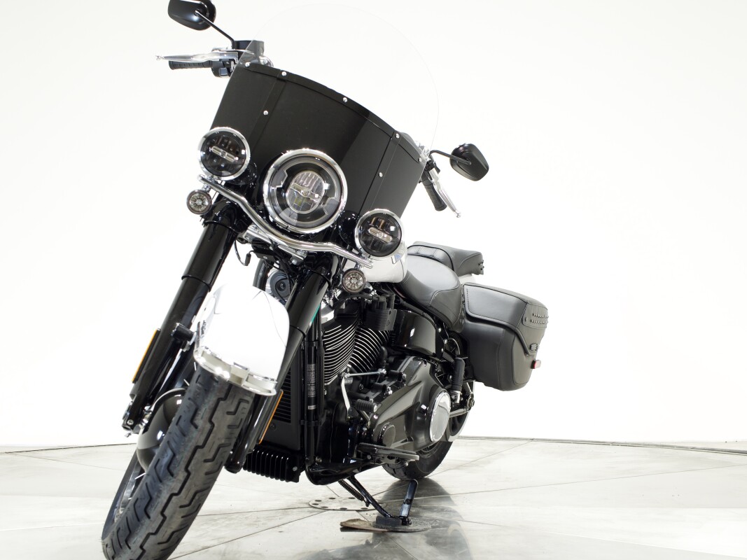 2025 Harley-Davidson FLHC Heritage Classic in White Onyx Pearl - Photo 5
