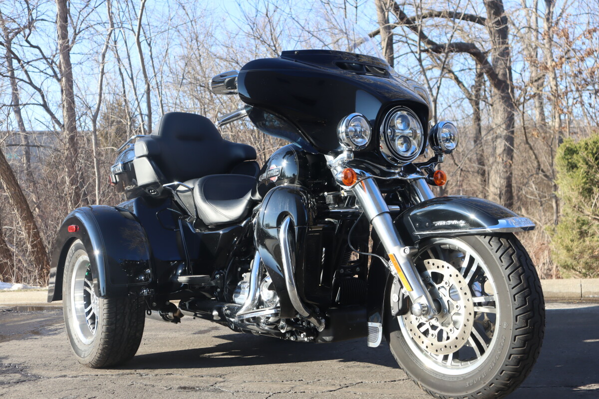 2023 Harley-Davidson Tri Glide Ultra FLHTCUTG - Photo 2