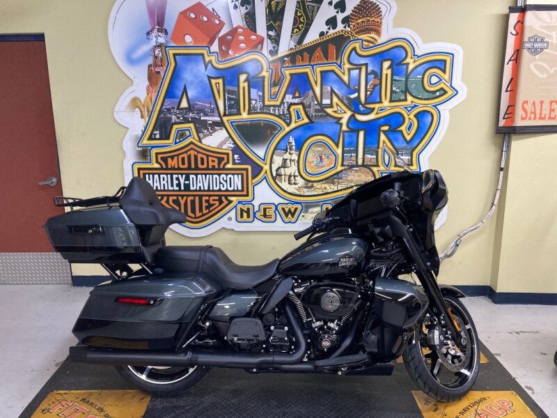 2025 Harley-Davidson<sup>®</sup> Street Glide® Ultra Iron Horse Metallic / Vivid Black - Black Finis