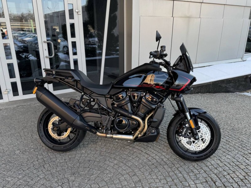2025 Harley-Davidson<sup>®</sup> Pan America® 1250 ST Vivid Black