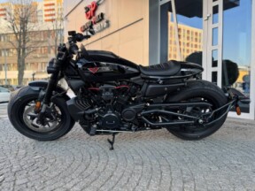 2025 Harley-Davidson<sup>®</sup> Sportster<sup>®</sup> S Vivid Black thumb 3