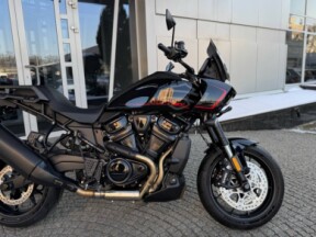 2025 Harley-Davidson<sup>®</sup> Pan America® 1250 ST Vivid Black thumb 3