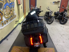 2025 Harley-Davidson<sup>®</sup> Street Glide® Ultra Iron Horse Metallic / Vivid Black - Black Finis thumb 0