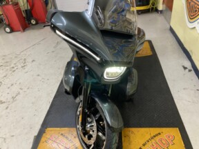 2025 Harley-Davidson<sup>®</sup> Street Glide® Ultra Iron Horse Metallic / Vivid Black - Black Finis thumb 2