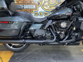 2025 Harley-Davidson<sup>®</sup> Street Glide® Ultra Iron Horse Metallic / Vivid Black - Black Finis thumb 3
