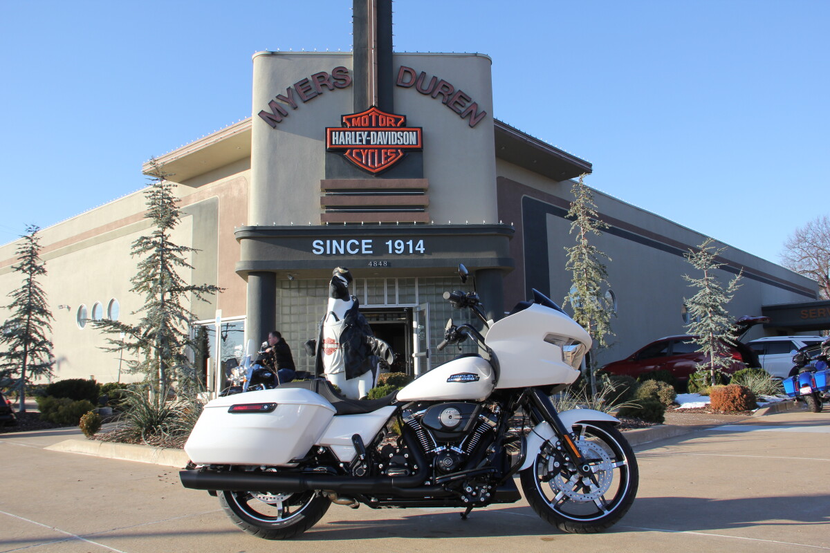 2025 Harley-Davidson Road Glide White Onyx Pearl - Black Finish