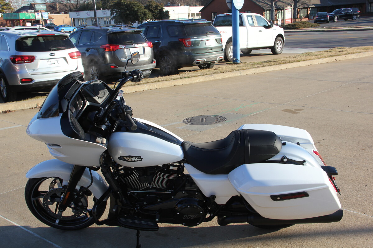 2025 Harley-Davidson Road Glide White Onyx Pearl - Black Finish - Photo 3