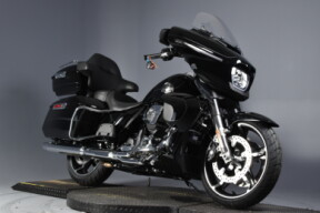 2025 Harley-Davidson® Street Glide Ultra thumb 2