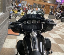 2016 Harley-Davidson<sup>®</sup> Electra Glide<sup>®</sup> Ultra Classic<sup>™</sup> Black thumb 1