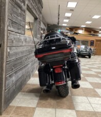 2016 Harley-Davidson<sup>®</sup> Electra Glide<sup>®</sup> Ultra Classic<sup>™</sup> Black thumb 2