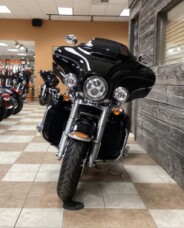 2016 Harley-Davidson<sup>®</sup> Electra Glide<sup>®</sup> Ultra Classic<sup>™</sup> Black thumb 3